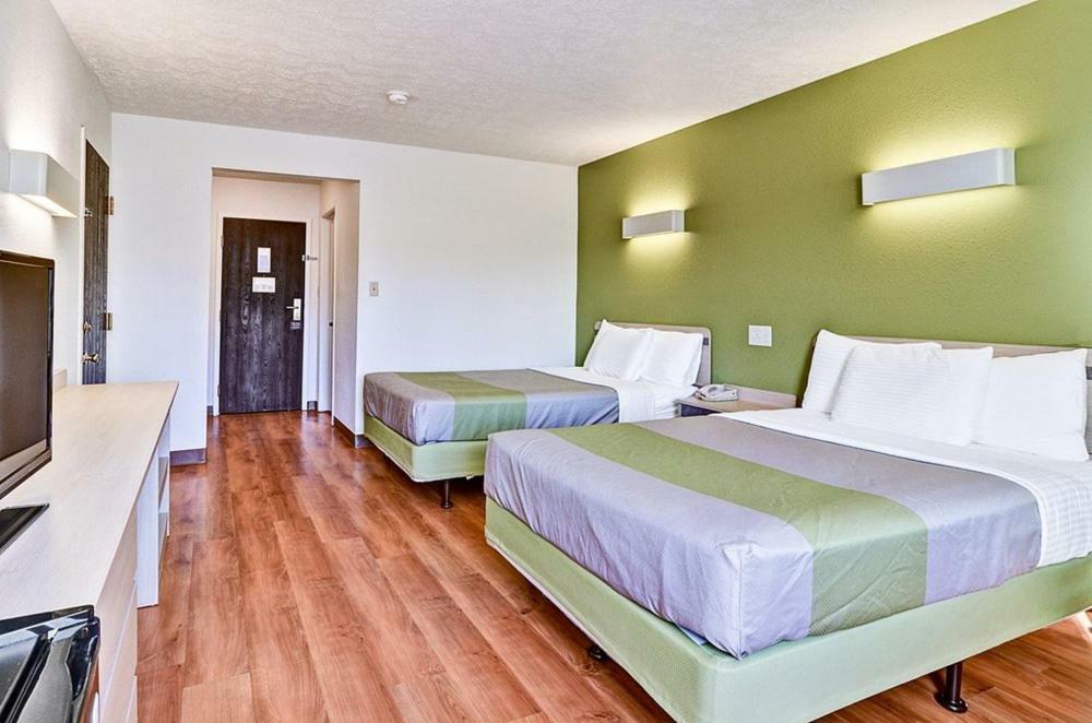 Economy Pittsburgh Airport Hotel *